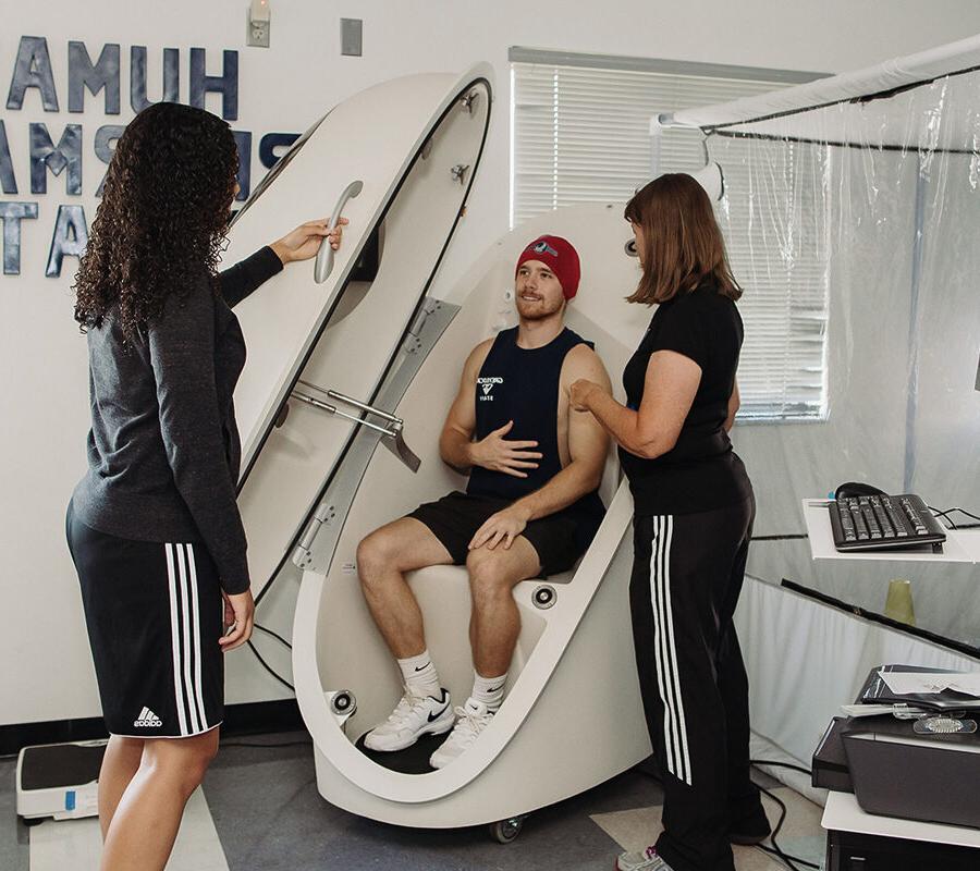 Students from the 人类的表现 and Sport major conduct laboratory tests.